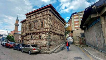 Geleneksel Erzurum Evlerinin Kalbi: Tandırevi Yaşamın Merkezi Seçildi