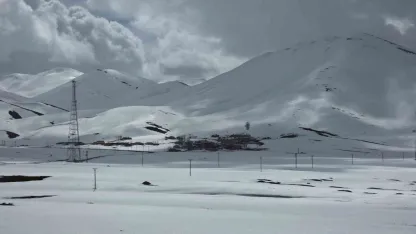 Van’da Aynı Anda İki Mevsim Bir Arada Yaşanıyor