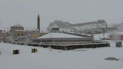 Kars’ta Nisan Ayında Kış Güzelliği: Kar Kalınlığı 30 Santimetreyi Aştı