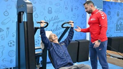 86 Yaşındaki Mustafa Dede’den Gençlere Meydan Okuma: "90’a Kadar Durmak Yok