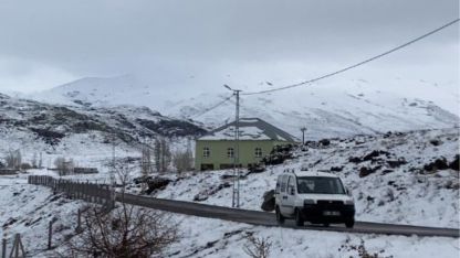 Ağrı Patnos'ta Bahar Beklenirken Kar Yağdı Dağlar ve Yaylalar Beyaz Örtüyle Kaplandı