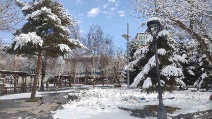 Kış Ardahan'ı Terk Etmiyor: Nisan Ayında Kar Yağışı Kartpostallık Görüntüler Oluşturdu