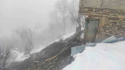 Çatak'ta Toprak Kayması: Sivritepe Mezrasında Bir Ev Hasar Gördü