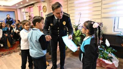 50 Öğrenci Emniyet Müdürlüğüne Çıkarma Yaptı! Ağrı’da Polis Haftası’na Özel Renkli Kutlama