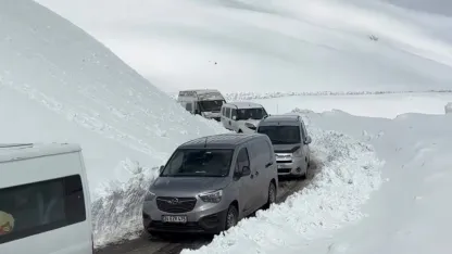 Bahçesaray’da Çığ Dehşeti! İki Çığ Arasında Mahsur Kalan Onlarca Araç Ekiplerce Kurtarıldı