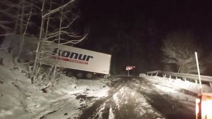 Doğu Anadolu’yu Karadeniz’e Bağlayan Yol Kapandı! Sahara Geçidi’nde Kayan Tır Onlarca Aracı Mahsur Bıraktı