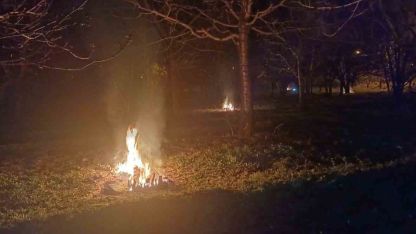 Çiçekler Donmasın Diye Gece Nöbeti! Üzümlü’de Üreticiler Kayısı ve Elma Bahçelerinde Ateş Yaktı