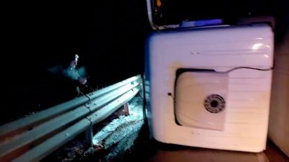 Erzurum’da Korkutan Kaza! Özdemir Rampası’nda Yan Yatan Tır Yolu Trafiğe Kapattı: Sürücü Yaralı