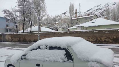 Bahar Beklerken Kış Geri Döndü! Başkale’de Yoğun Kar Yağışı: Kar Kalınlığı 10 Santimetreyi Buldu