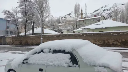 Bahar Beklerken Kış Geri Döndü! Başkale’de Yoğun Kar Yağışı: Kar Kalınlığı 10 Santimetreyi Buldu
