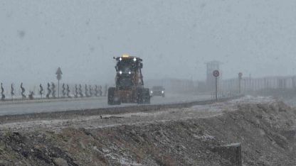 Nisan Ayında Kış Geri Döndü: Van’da Kar Yağışı Ulaşımı Felç Etti