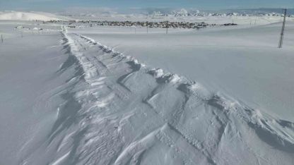 Eksi 17 Derecede Kar Mesaisi: Karayazı'da Kapalı Köy Yolları Tek Tek Açılıyor