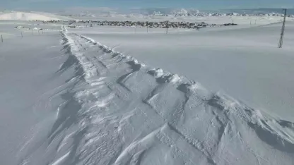 Eksi 17 Derecede Kar Mesaisi: Karayazı'da Kapalı Köy Yolları Tek Tek Açılıyor