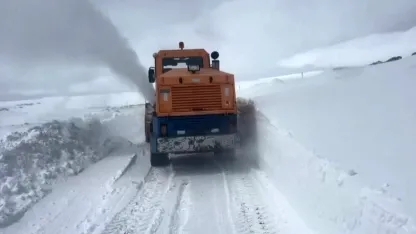 Doğu’da Kış Geri Döndü: Ekipler Kapanan Köy Yollarını Açmak İçin Zamanla Yarışıyor