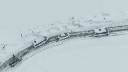 Nisan Ortasında Kış Esareti: Muş'ta 10 Araç Yolda Kaldı Ekipler Seferber Oldu