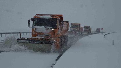 Bahar Beklerken Kış Geri Döndü: Van’da Lapa Lapa Kar Yağışı Ulaşımı Olumsuz Etkiliyor