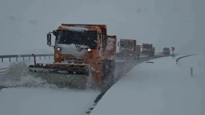 Bahar Beklerken Kış Geri Döndü: Van’da Lapa Lapa Kar Yağışı Ulaşımı Olumsuz Etkiliyor