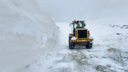 Nisan’da Kış Mesaisi: Erzurum’da Kar ve Tipi Ulaşımı Vurdu Uzmanlardan Çığ Uyarısı Geldi
