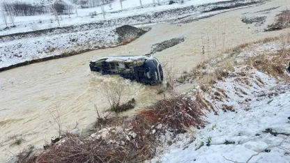Korkut'ta Korkutan Kaza: Kar Yağışı Nedeniyle Kontrolden Çıkan Minibüs Dere Yatağına Devrildi