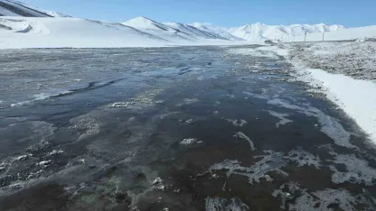 Van’da Sibirya Soğukları! Akarsular Dondu, Şehir Beyaz Sessizliğe Büründü