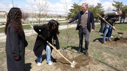 Kampüste Geleceğe Kök Saldılar! Vanlı Gençlerden Anlamlı Meyve Bahçesi Projesi