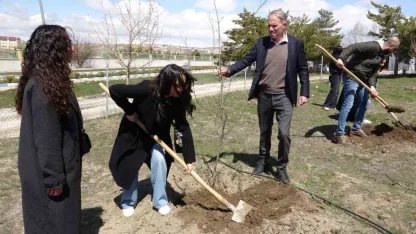 Kampüste Geleceğe Kök Saldılar! Vanlı Gençlerden Anlamlı Meyve Bahçesi Projesi
