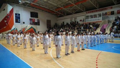 Muş’ta Duygulandıran Kare: 300 Sporcudan Pankart ve Güllerle Anlamlı Jest