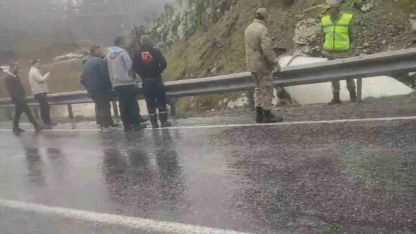 Bitlis'te Korkunç Kaza: Beton Mikseri Dereye Uçtu, Sürücü Sel Sularında Kayboldu