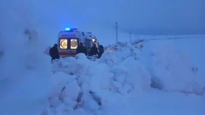 Diyadin’de kar nedeniyle yolu kapanan hasta kurtarıldı