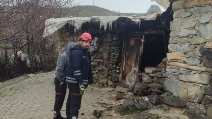 Çatak’ta Yıkılan Yapının Altında Kalan Hayvanlar Kurtarıldı