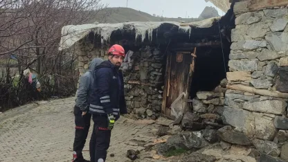 Çatak’ta Yıkılan Yapının Altında Kalan Hayvanlar Kurtarıldı