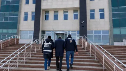 Kars Polisi Affetmedi: Dört Farklı Suçtan Aranan Firari Hücrede Yakalandı