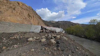 Uzundere’deki "Ölüm Virajı"nda Korkutan Kaza: Atık Kağıt Yüklü Tır Facianın Eşiğinden Döndü