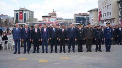 Muş Kent Meydanı’nda Bayram Gururu: Bilgi Tüketen Değil Yön Veren Nesiller Yetişiyor