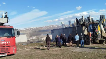 Van Özalp’te Korkutan Ev Yangını: İtfaiye Ekipleri Müdahale Etti