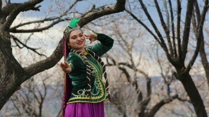 Doğanın Uyanışı Dansla Taçlandı: Kars’ta Meyve Bahçeleri Kafkas Figürleriyle Renklendi