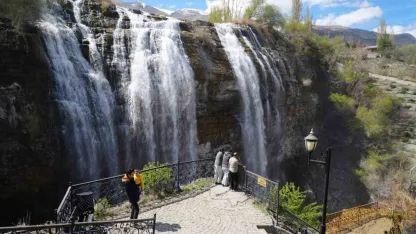 UNESCO Adayı Doğa Harikasında Görsel Şölen: Tortum Şelalesi Dev Kütlesiyle Mest Ediyor