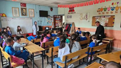 Toklucak İlkokulu’nda Anlamlı Buluşma: Öğrenciler Güllerle Şiddete Karşı Durdu