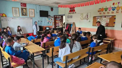 Toklucak İlkokulu’nda Anlamlı Buluşma: Öğrenciler Güllerle Şiddete Karşı Durdu