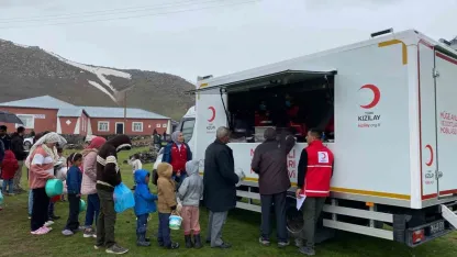 Patnos’un Köylerinde Kızılay’dan Sıcak Yemek ve Çocuklar İçin Halaylı Terapi