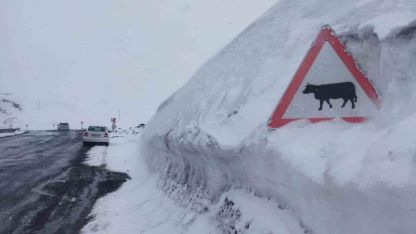 Ilgar Dağı’nda Nisan Sonunda Kış Mesaisi: Kar Kalınlığı Tabela Boyunu Aştı