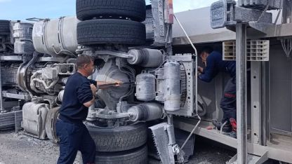 Muradiye'de Kaza: Devrilen Tırın Sürücüsü Hastaneye Kaldırıldı