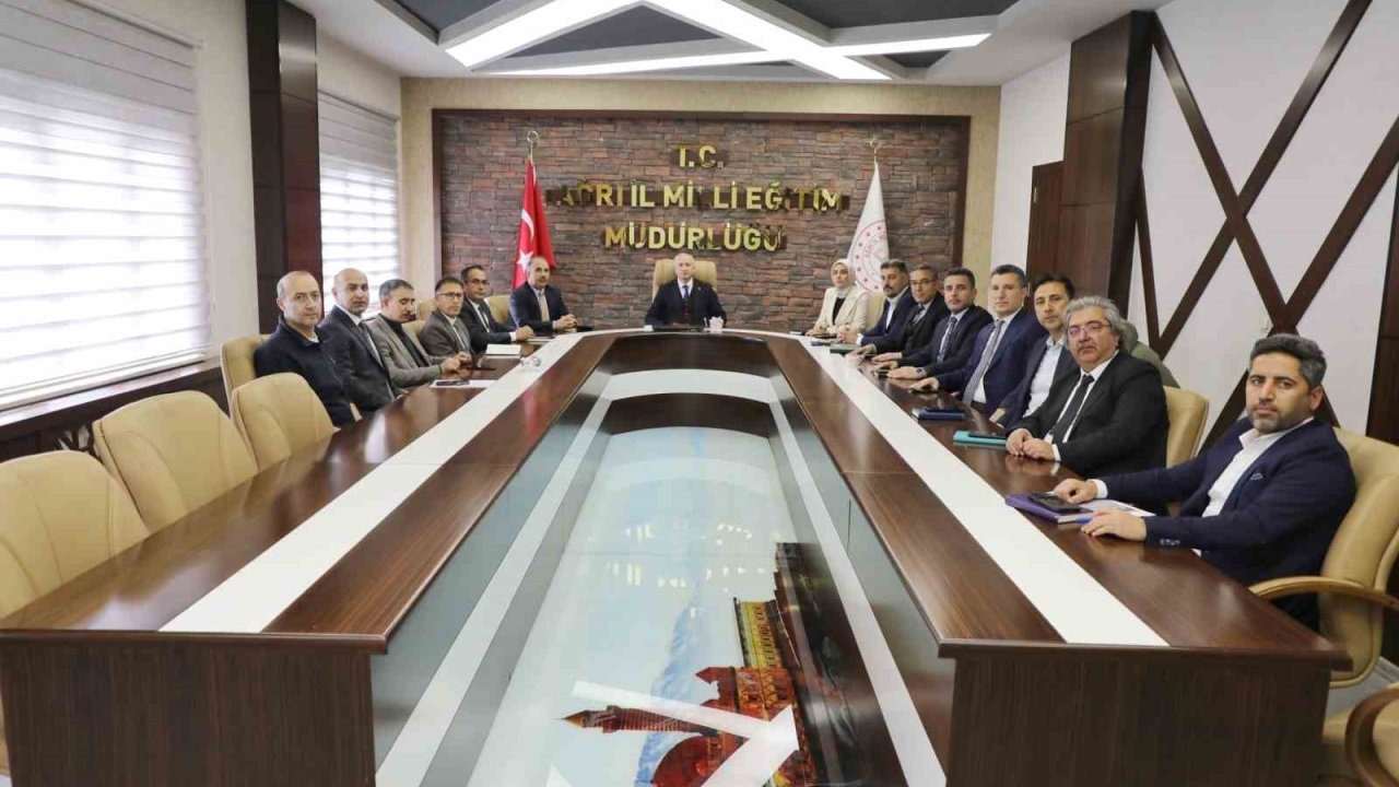 Ağrı İl Milli Eğitim Müdürü Hasan Kökrek Başkanlığında Eğitim Değerlendirme Toplantısı Gerçekleştirildi