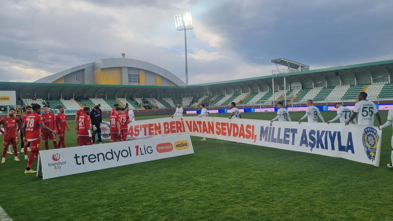 Alagöz Holding Iğdır FK futbolcularından pankartlı polis haftası kutlaması