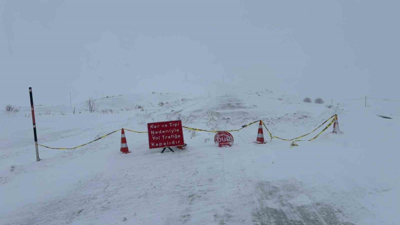 Ardahan’da Kar Yağışı ve Şiddetli Tipi Ulaşımı Durdurdu! Bülbülan Geçidi Geçişlere Kapatıldı