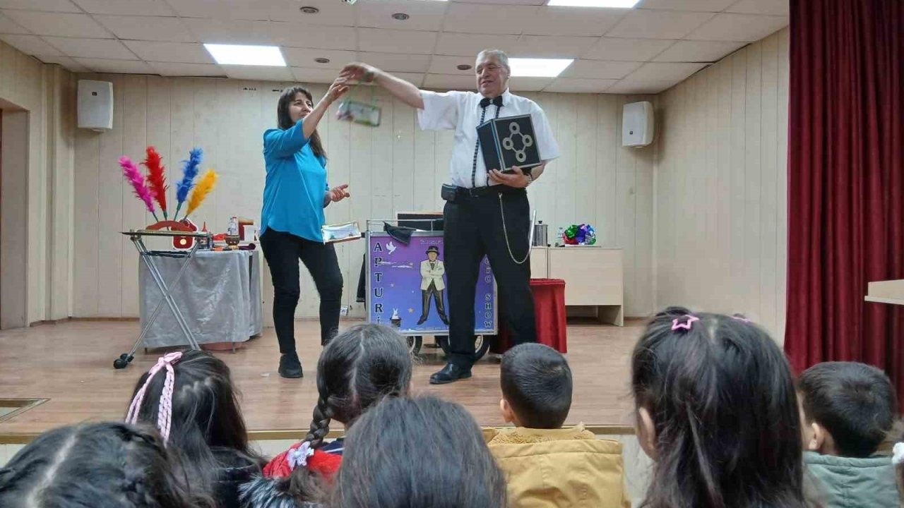 Ardahan’ın Posof İlçesinde Öğrenciler İçin Sihirbazlık Gösterisi Düzenlendi