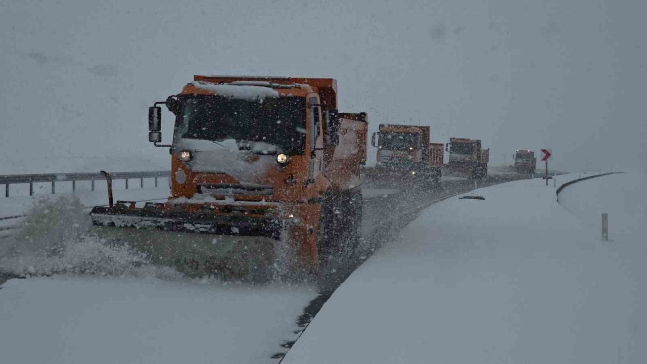 Bahar Beklerken Kış Geri Döndü: Van’da Lapa Lapa Kar Yağışı Ulaşımı Olumsuz Etkiliyor