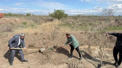Başkan Ballı Makam Aracından İndi, Kanala Girip Kürek Salladı