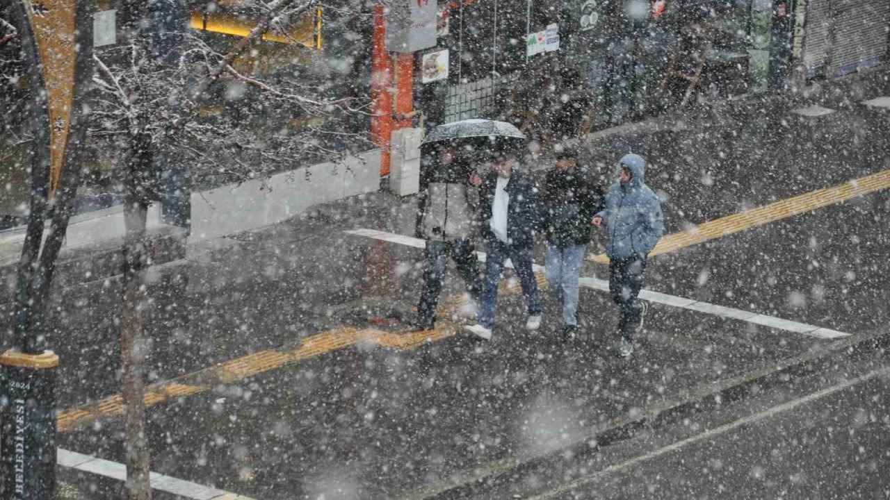 Batıda Deniz Keyfi Doğuda Kar Çilesi: Kars’ta Tipi Hayatı Durma Noktasına Getirdi