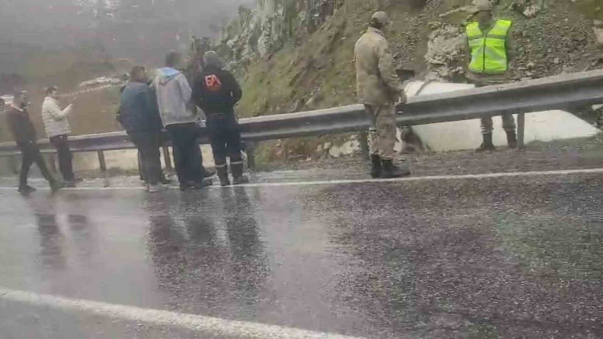 Bitlis'te Korkunç Kaza: Beton Mikseri Dereye Uçtu, Sürücü Sel Sularında Kayboldu